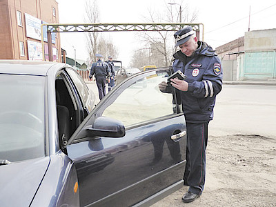 Новости Ливны -Сотрудники ОГИБДД проверяют тонировку (фото автора).