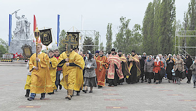 Новости Ливны -Крестный ход на площади Победы. Фото автора.