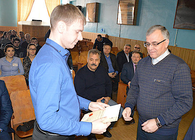 Новости Ливны -Н.В.Злобин вручает грамоту Е.Бобровскому. Фото автора.