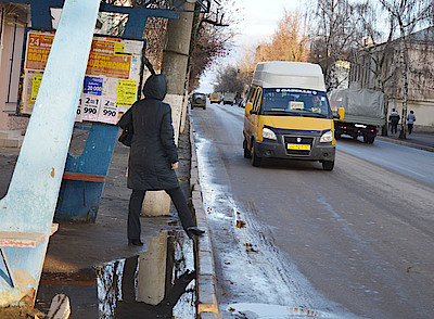 Новости Ливны -Лужа на остановке.