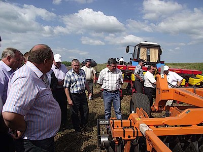 Новости Ливны -Участники Дня поля осматривают новую технику.