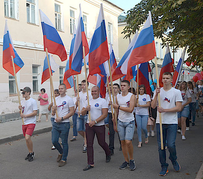Новости Ливны -Школьники несут флаг России.