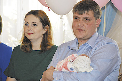 Новости Ливны -Супруги Стребковы с новорожденной. Фото автора.