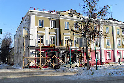 Новости Ливны -Возле дома №11 по улице Ленина стоят леса (фото автора).