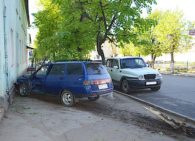 Новости Ливны -От сильного удара ВАЗ-21113 выбросило на тротуар, где он снес дерево и врезался в угол дома (фото автора).