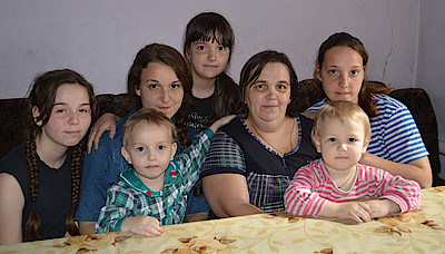Новости Ливны -Женская половина многодетной семьи Рыжковых. Фото автора.
