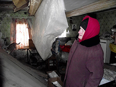 Новости Ливны -Раиса Михайловна  у себя дома. Эту пленку она натягивает над собой, когда идет дождь.