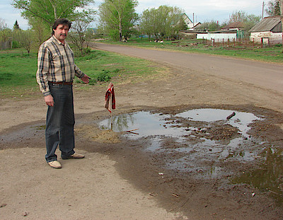 Новости Ливны -А. В. Жердев у лужи.