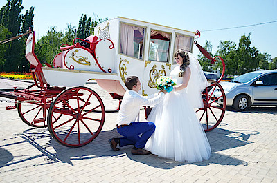 Новости Ливны -Молодожены на площади Победы (фото автора).