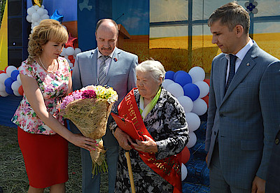Новости Ливны -Слева направо: М.Н.Савенкова, Л.С.Музалевский, В.К.Дорогавцева, Д.В.Бутусов. Фото автора.