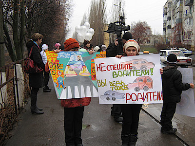 Новости Ливны -Дети призывают водителей соблюдать правила дорожного движения.