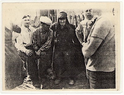 Новости Ливны -Афоня (в центре) в кругу односельчан.