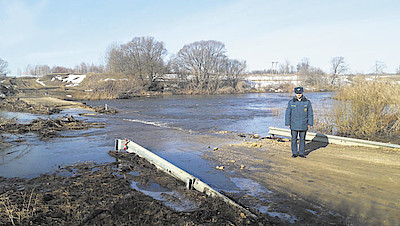 Новости Ливны -Вода пошла через мост. Фото МЧС.