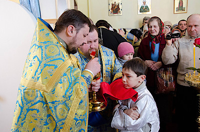 Новости Ливны -Причастие в домовой церкви пос. Сахзаводского (фото с сайта Свято-Сергиевского Храма).