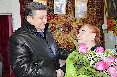 Новости Ливны -Ю. Н. Ревин поздравляет Н. Ф. Захарову.