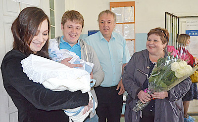 Новости Ливны -Родственники встречают Е.Киселеву из роддома. Фото автора.