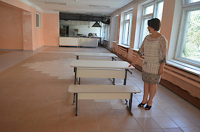 Новости Ливны -Е.И.Дорофеева проверяет качество ремонта. Фото Е. Васильевой