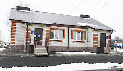 Новости Ливны -А.В.Мешанов (слева) и Н.В.Злобин вручают ключи новоселам. Фото автора.