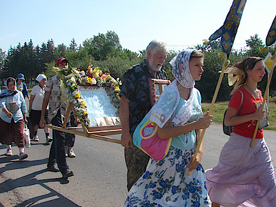 Новости Ливны -Несут икону Казанской Божией Матери.