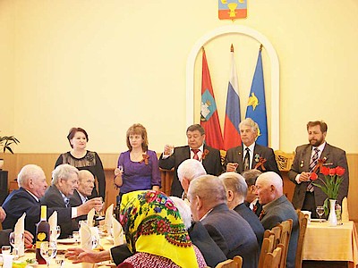 Новости Ливны -Фронтовики за праздничным столом принимают поздравления.