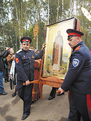 Новости Ливны -Паломники у храма. Новости Ливны -Паломники у храма.