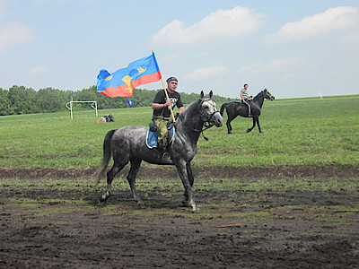Новости Ливны -Руководитель ОАО «Сосновка» С. И. Завгородний вручает грамоту победителю скачек.