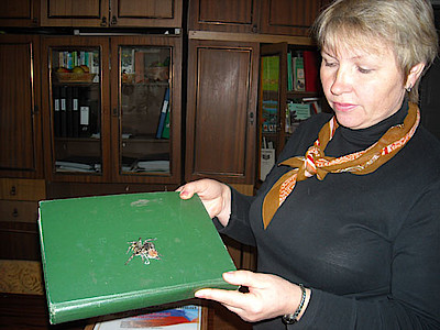 Новости Ливны -Е. Н. Андрюшкова показывает тарантула.