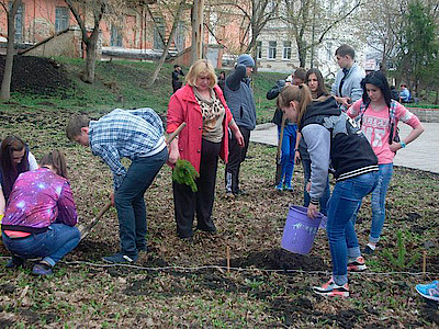 Новости Ливны -Волонтеры работают в городском парке (фото автора).