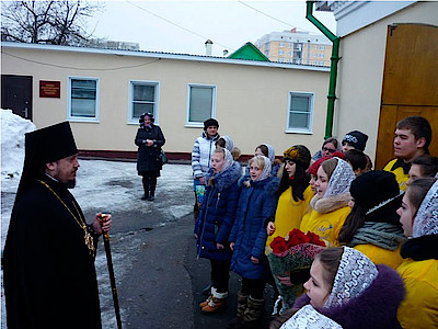 Новости Ливны -Епископ Ливенский и Малоархангельский Нектарий благословляет молодежь.