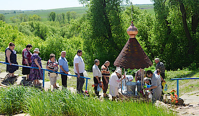 Новости Ливны - Паломники набирают святую воду (фото автора).