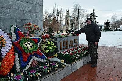 Новости Ливны -В. Потапов возлагает цветы к памятнику (фото автора).
