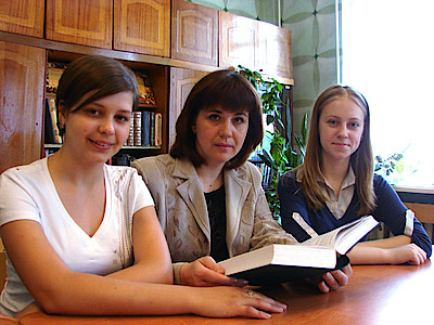 Новости Ливны -На фото слева направо: А. Колесова, Е. В. Плясова, М. Шилова.