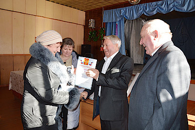 Новости Ливны -Момент награждения в СП «Никольском» (фото автора).
