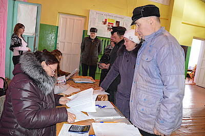 Новости Ливны -Выдача бюллетеней (фото автора).