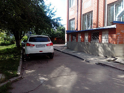 Новости Ливны -Парковка при въезде во двор.