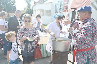 Новости Ливны -Емеля зазывает народ на золотую уху. Фото М.Нестеровой.