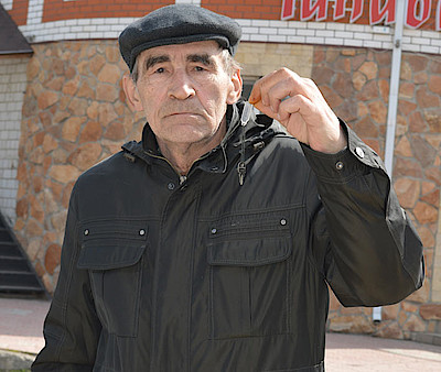 Новости Ливны -В. И. Головин с ключом от своей каюты на уже не существующем танкере «Ливны» (фото М. Нестеровой).