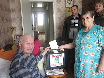 Новости Ливны -Ветераны голосовали дома.