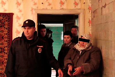 Новости Ливны -Справа задержанная мошенница на опознании. Фото сайта orelgrad.ru