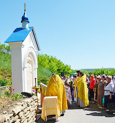 Новости Ливны - Паломники набирают святую воду (фото автора).