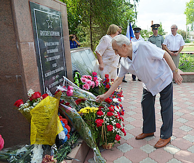 Новости Ливны -Возложение цветов к братскому захоронению (фото автора).