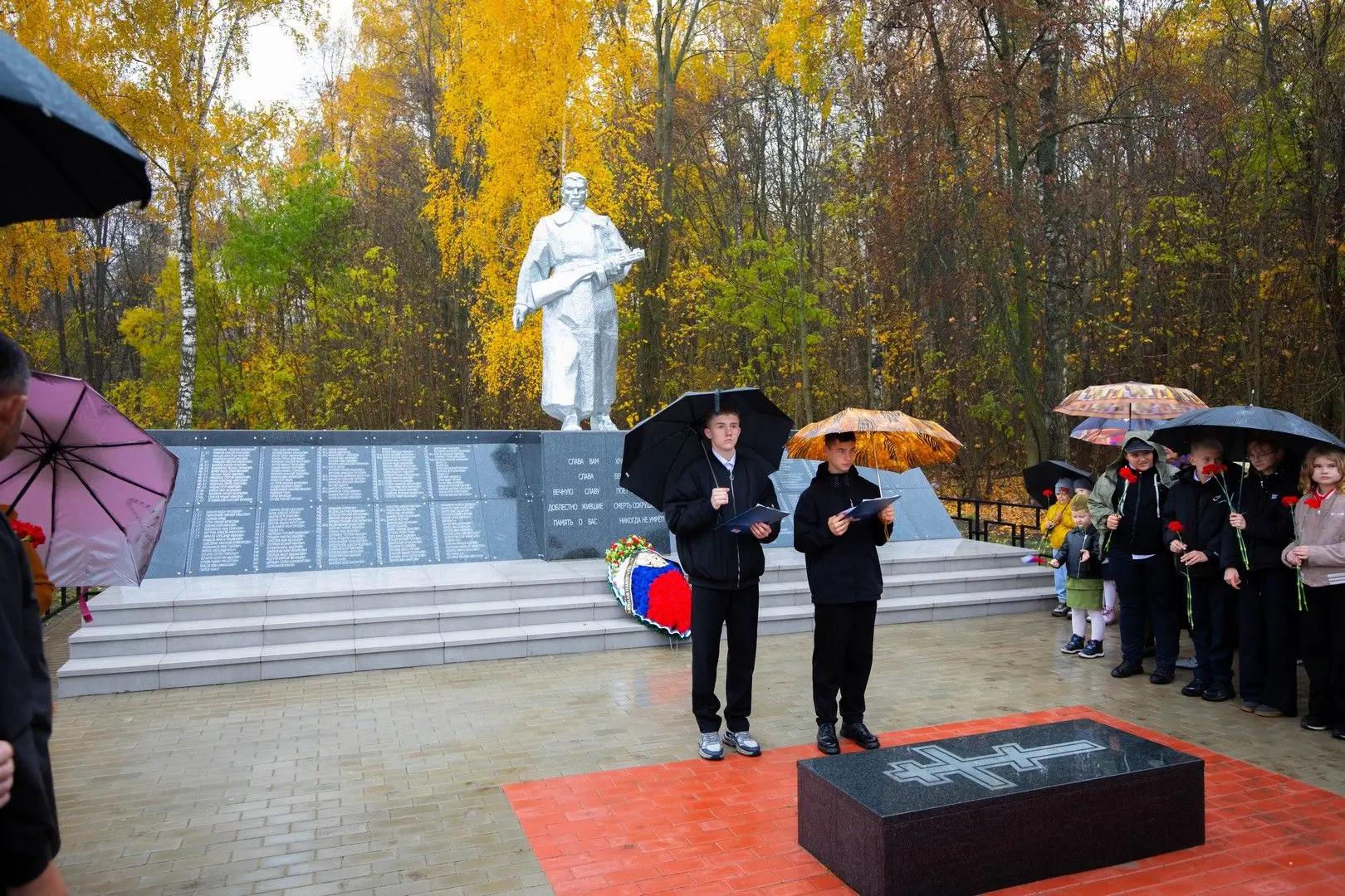 Мемориал воинам, погибшим в годы Великой Отечественной войны, обновили в селе Покровка Первая Ливенского района