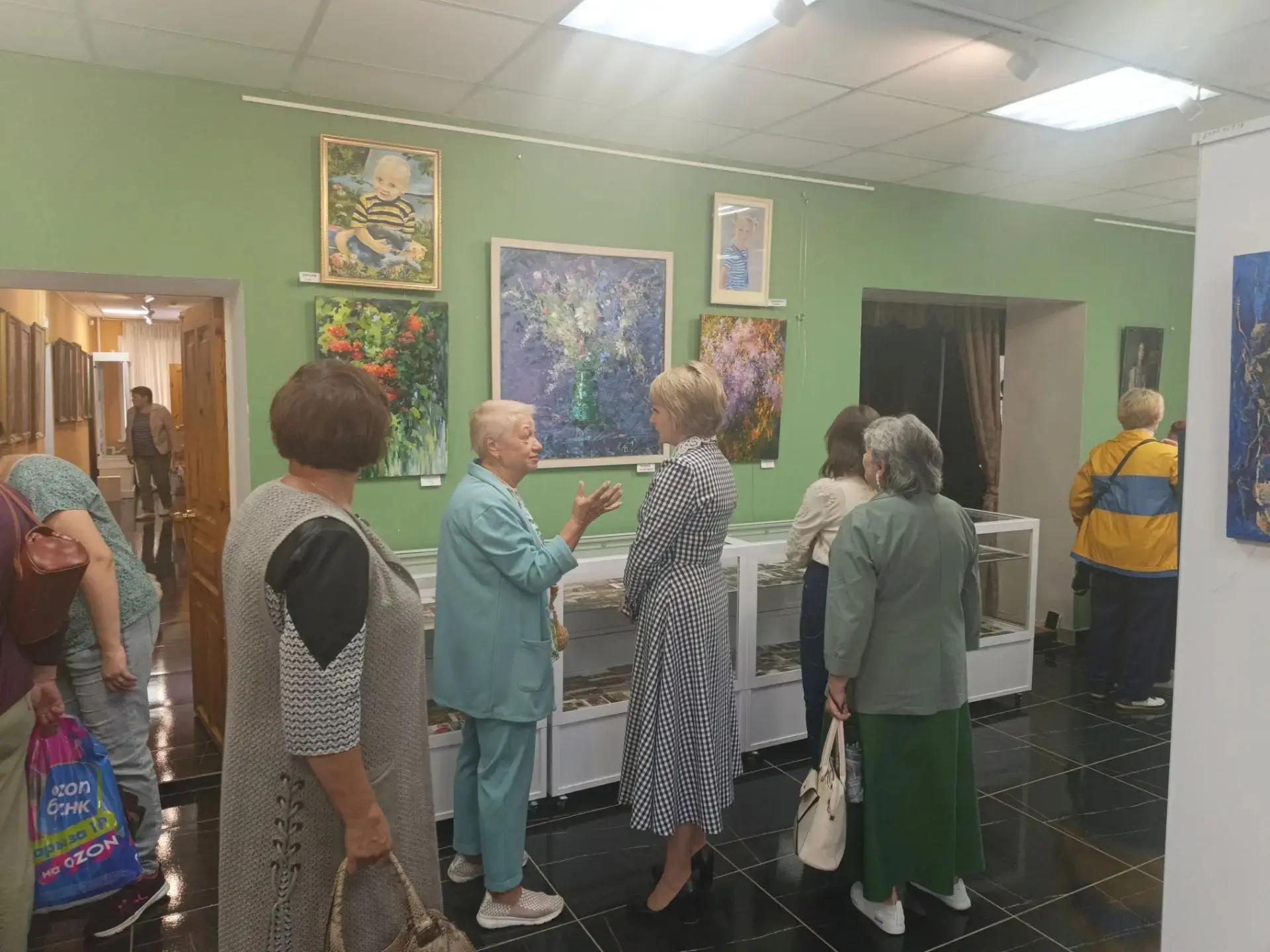 В Ливенском краеведческом музее открылась выставка ливенских художников