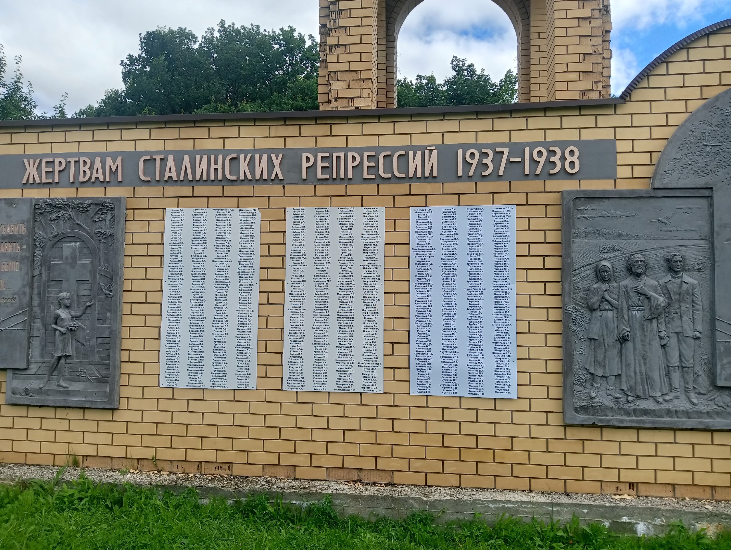 В часовне на крови Ливенского района установили новые доски с именами расстрелянных в годы репрессий