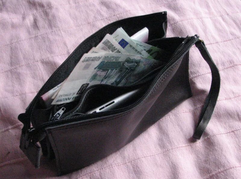 Жительница Должанского района подменила пенсию соседке на купюры «Банка приколов»