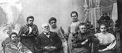 Новости Ливны -Ф. А. и Г. Н. Заседателевы с дочерьми, начало XX века.