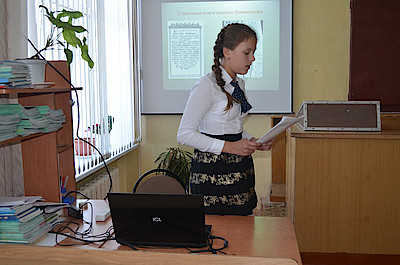 Новости Ливны -Участница Шипуновских чтений защищает доклад (фото автора).