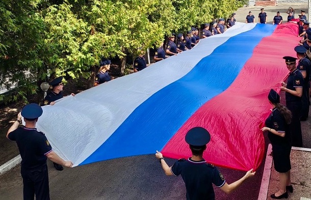 Двадцатиметровый флаг России развернули в Орле
