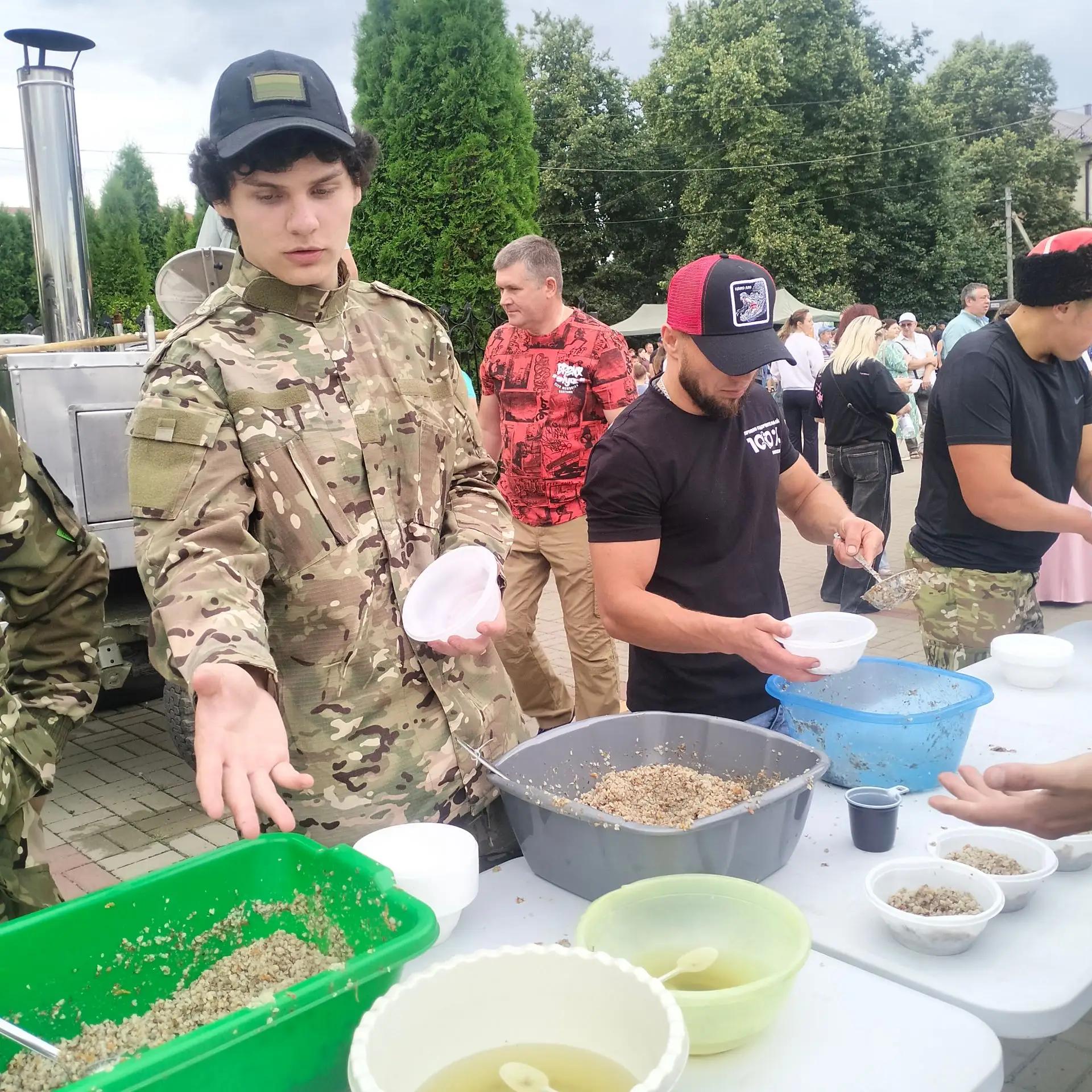 Около тысячи человек накормили кашей казаки на семейном фестивале в Ливнах