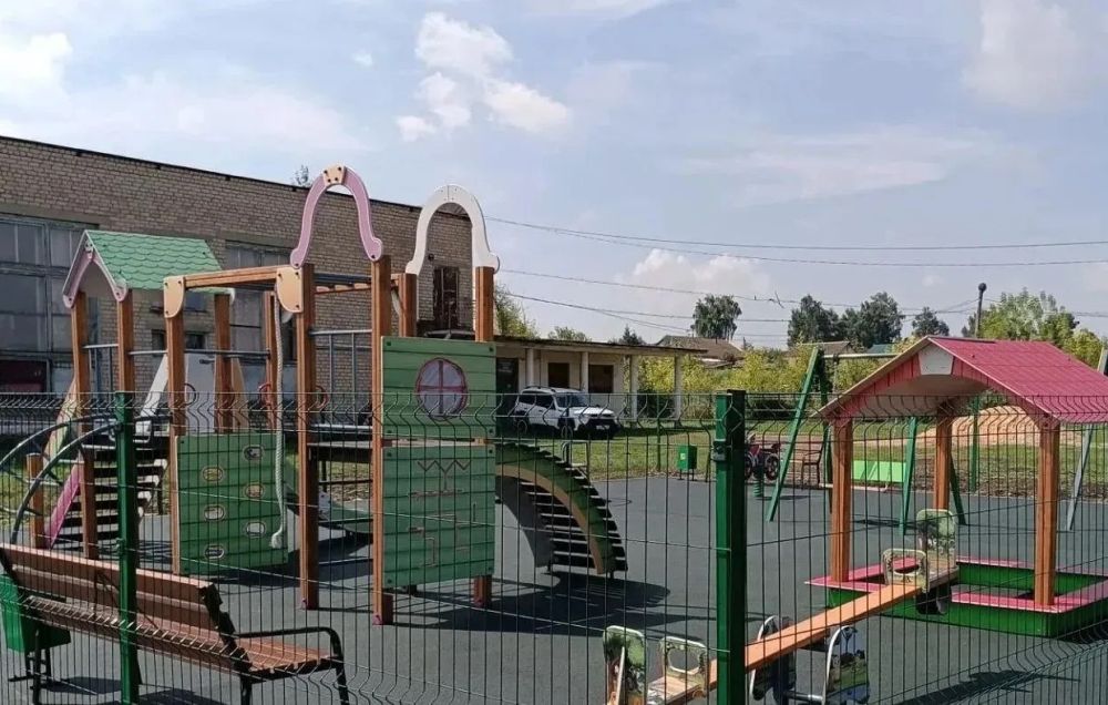 В селе Екатериновка Ливенского района открыли детскую игровую площадку